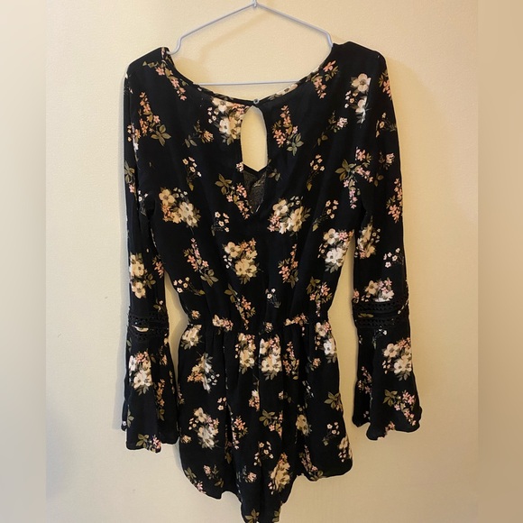 Hollister romper, black with floral pattern, size small - Picture 2 of 4